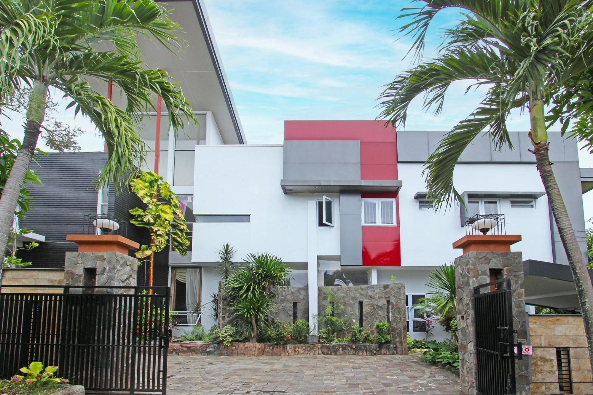 Super Oyo Capital O 91665 D'Prof Exclusive Guesthouse 세마랑 외부 사진